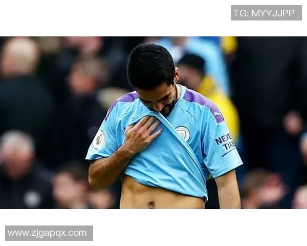 足球球星腹肌揭秘：他们如何通过训练保持完美身材与竞技状态