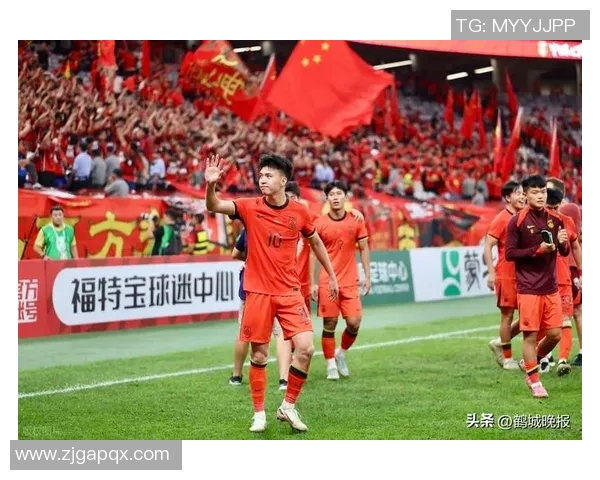 两大足球巨星同框合影引发球迷热议展现绿茵场上惺惺相惜情谊