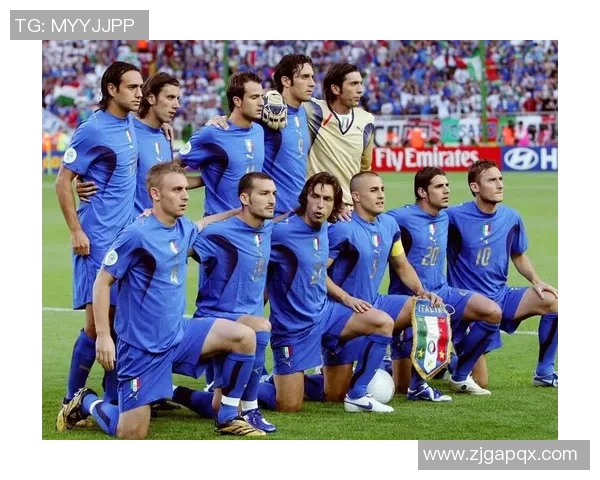 历史足球巨星同框合影回顾：那些经典时刻定格的不朽荣耀