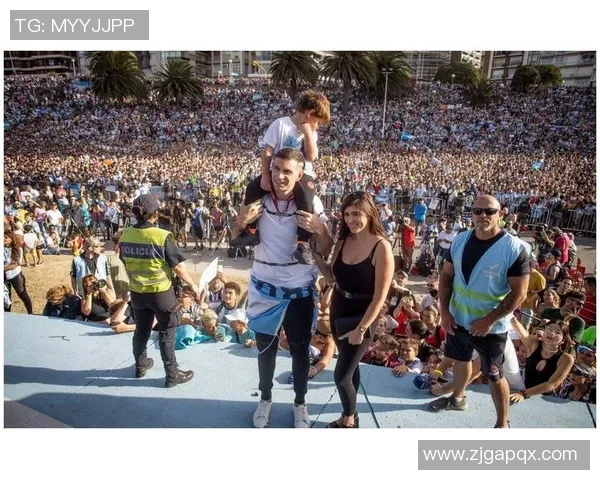 当足球巨星荣归故里以行动回馈家乡点燃少年梦想